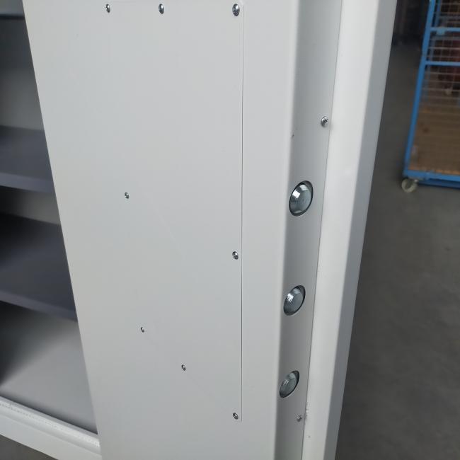  - 1x Sistec dikwandige brandvertragende kluiskast met 1x baardsleutel en 4 ihv metalen schappen (12)