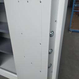  - 1x Sistec dikwandige brandvertragende kluiskast met 1x baardsleutel en 4 ihv metalen schappen (12)