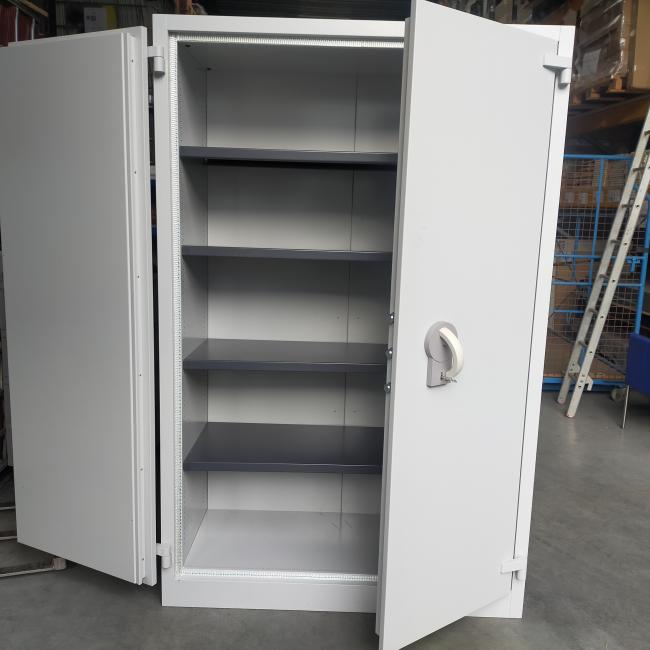  - 1x Sistec dikwandige brandvertragende kluiskast met 1x baardsleutel en 4 ihv metalen schappen (18)