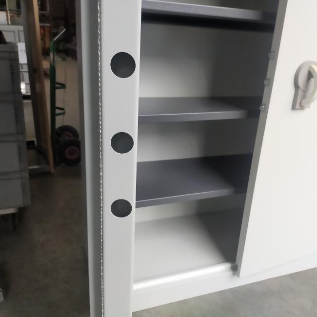  - 1x Sistec dikwandige brandvertragende kluiskast met 1x baardsleutel en 4 ihv metalen schappen (34)