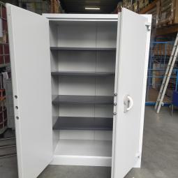  - 1x Sistec dikwandige brandvertragende kluiskast met 1x baardsleutel en 4 ihv metalen schappen (31)