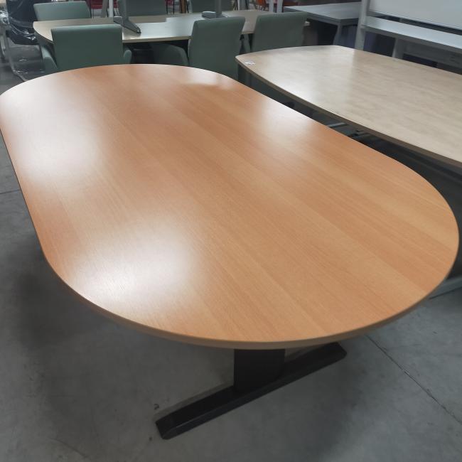  - 240x120 cm ovaal choreo beukenkleur 1x 150,- met krasjes rand (254)