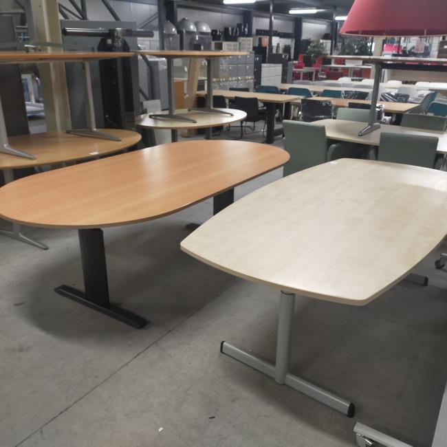  - 240x120 cm ovaal choreo beukenkleur 1x 150,- met krasjes rand (257)