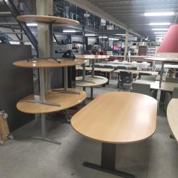  - 240x120 cm ovaal choreo beukenkleur 1x 150,- met krasjes rand (258)