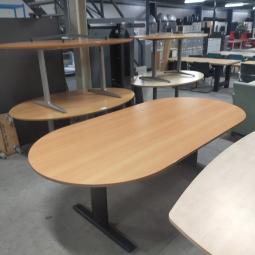  - 240x120 cm ovaal choreo beukenkleur 1x 150,- met krasjes rand (259)