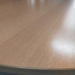  - 240x120 cm ovaal choreo beukenkleur 1x 150,- met krasjes rand (250)