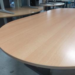  - 240x120 cm ovaal choreo beukenkleur 1x 150,- met krasjes rand (251)