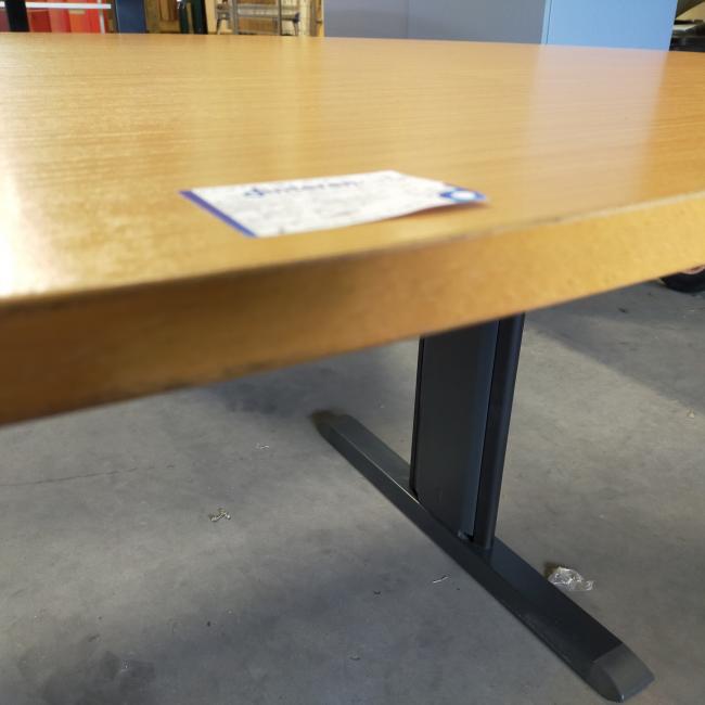  - Choreo antraciet metalen frame ihv met schroeven demontabel met ovaal beuken kleur houten blad (9)