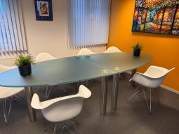  - luxe glazen vergadertafel 300x120 cm dikte 15 mm RVS schroefpoten  (2)