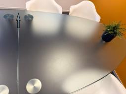  - luxe glazen vergadertafel 300x120 cm dikte 15 mm     RVS schroefpoten  (1)