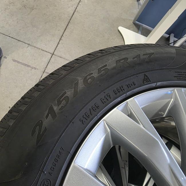  - banden VW TIQUAN 215-65-R17 99H (3)