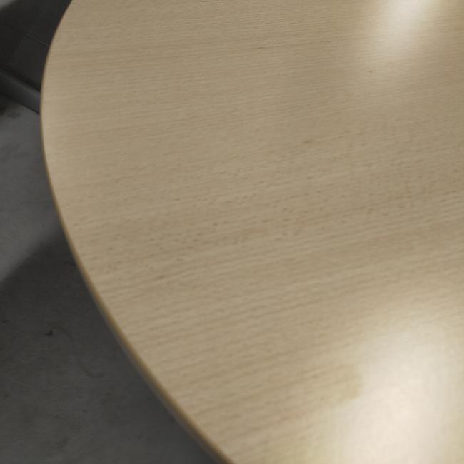  - klein ovaal houten blad licht beuken kleur en antraciet stalen poot (5)