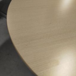  - klein ovaal houten blad licht beuken kleur en antraciet stalen poot (5)