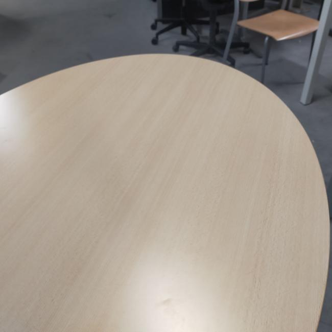  - klein ovaal houten blad licht beuken kleur en antraciet stalen poot (6)