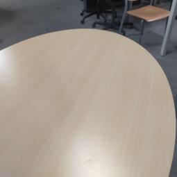  - klein ovaal houten blad licht beuken kleur en antraciet stalen poot (6)