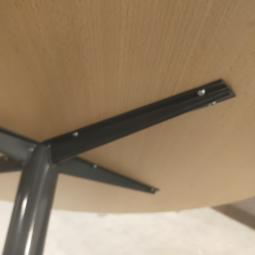  - klein ovaal houten blad licht beuken kleur en antraciet stalen poot (9)