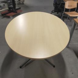  - klein ovaal houten blad licht beuken kleur en antraciet stalen poot (11)