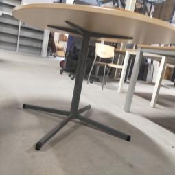  - klein ovaal houten blad licht beuken kleur en antraciet stalen poot (13)