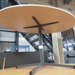  - klein ovaal houten blad licht beuken kleur en antraciet stalen poot (19)