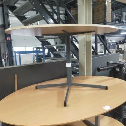  - klein ovaal houten blad licht beuken kleur en antraciet stalen poot (20)