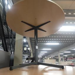  - klein ovaal houten blad licht beuken kleur en antraciet stalen poot (21)