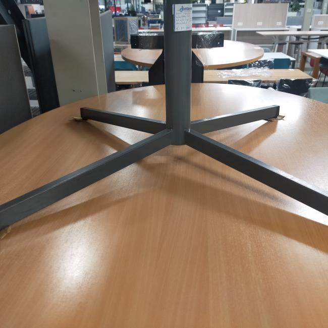  - klein ovaal houten blad licht beuken kleur en antraciet stalen poot (22)