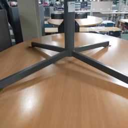  - klein ovaal houten blad licht beuken kleur en antraciet stalen poot (22)