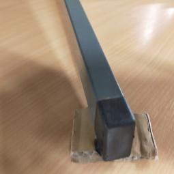  - klein ovaal houten blad licht beuken kleur en antraciet stalen poot (23)