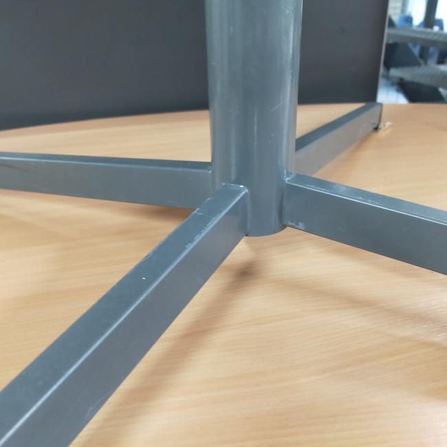  - klein ovaal houten blad licht beuken kleur en antraciet stalen poot (24)