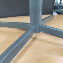  - klein ovaal houten blad licht beuken kleur en antraciet stalen poot (24)