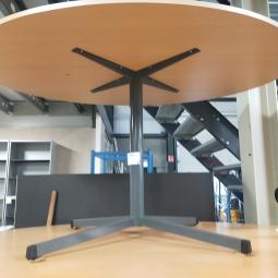  - klein ovaal houten blad licht beuken kleur en antraciet stalen poot (26)