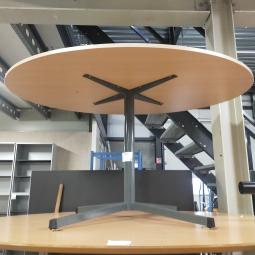  - klein ovaal houten blad licht beuken kleur en antraciet stalen poot (27)