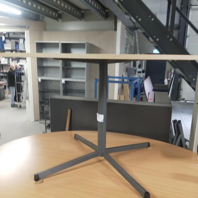  - klein ovaal houten blad licht beuken kleur en antraciet stalen poot (29)