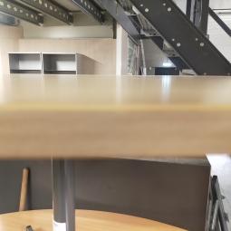  - klein ovaal houten blad licht beuken kleur en antraciet stalen poot (30)