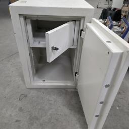  - kleine degelijke kluis afm 75x54x55 cm hxbxd   (1)