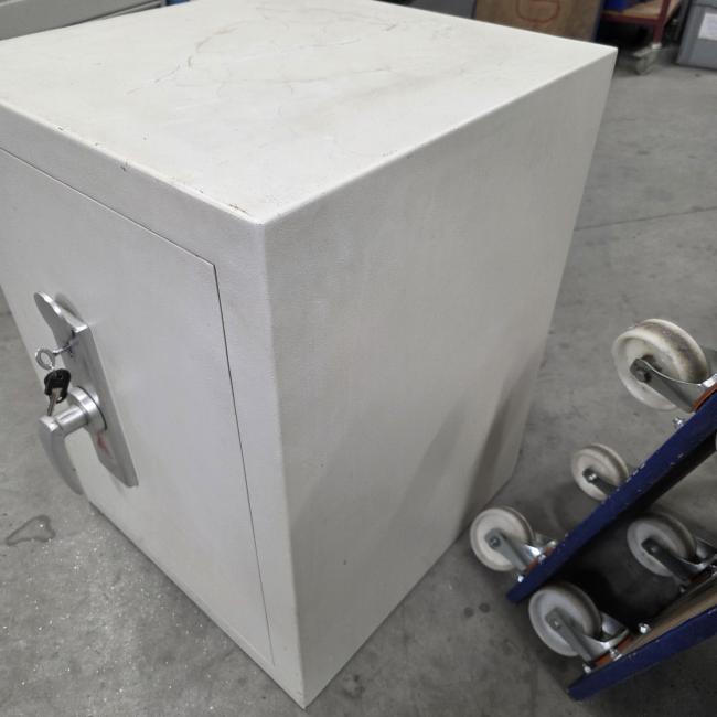  - kleine degelijke kluis afm 75x54x55 cm hxbxd   (2)