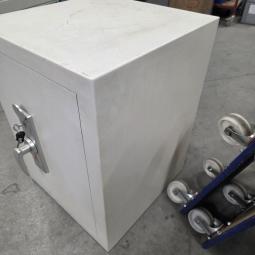  - kleine degelijke kluis afm 75x54x55 cm hxbxd   (2)