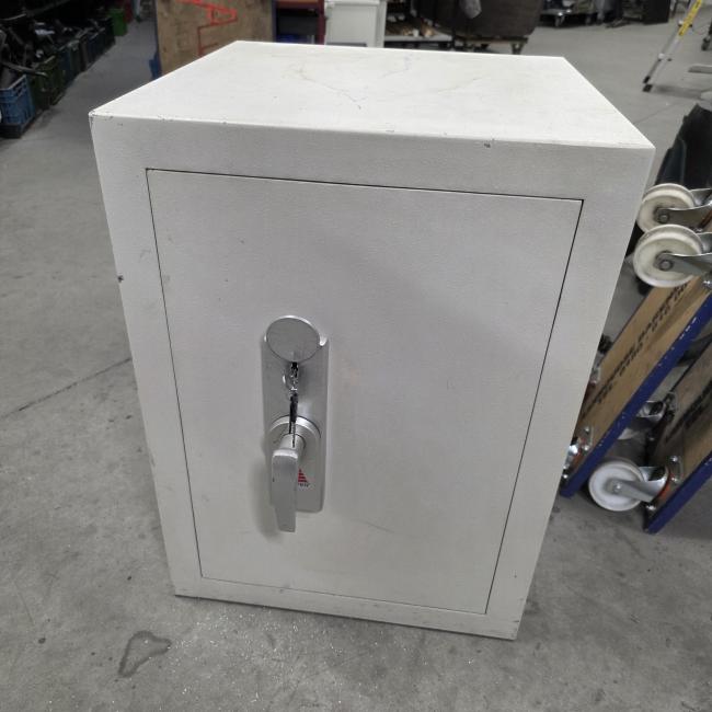  - kleine degelijke kluis afm 75x54x55 cm hxbxd   (5)