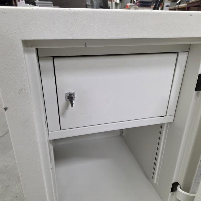  - kleine degelijke kluis afm 75x54x55 cm hxbxd   (6)