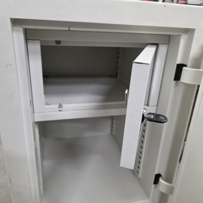  - kleine degelijke kluis afm 75x54x55 cm hxbxd   (9)