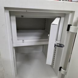  - kleine degelijke kluis afm 75x54x55 cm hxbxd   (9)