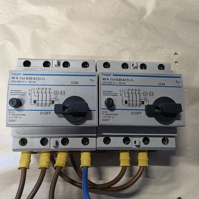  - 2X HAGER AARDLEKSCHAKELAAR 3 FASE 30mA  40 AMP  (3)