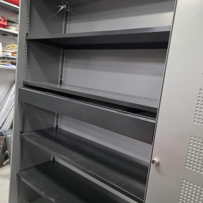  - grote  AHREND akoestische metalen kast 240x195x45 cm hxbxd  (1)