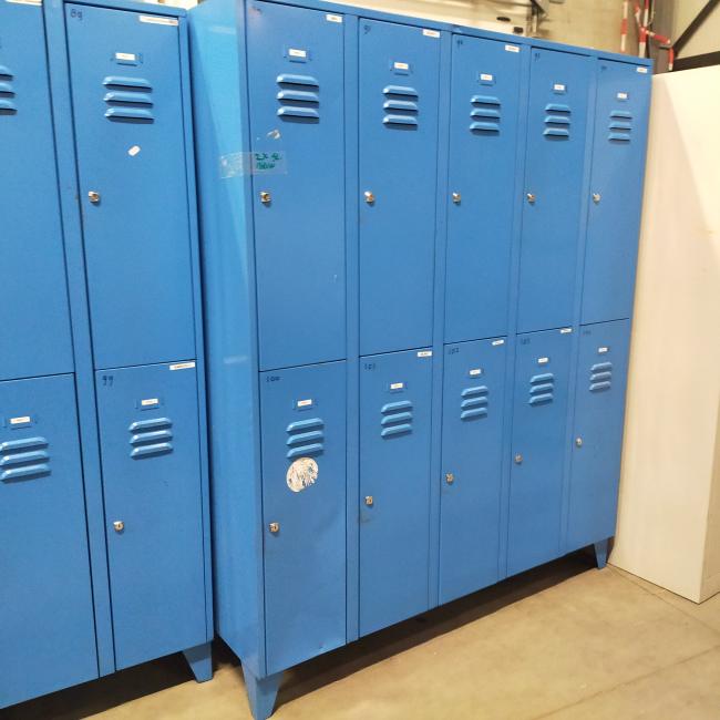 - 2x 10-deurs blauw retro vintage industriele metalen lockerkasten (7)