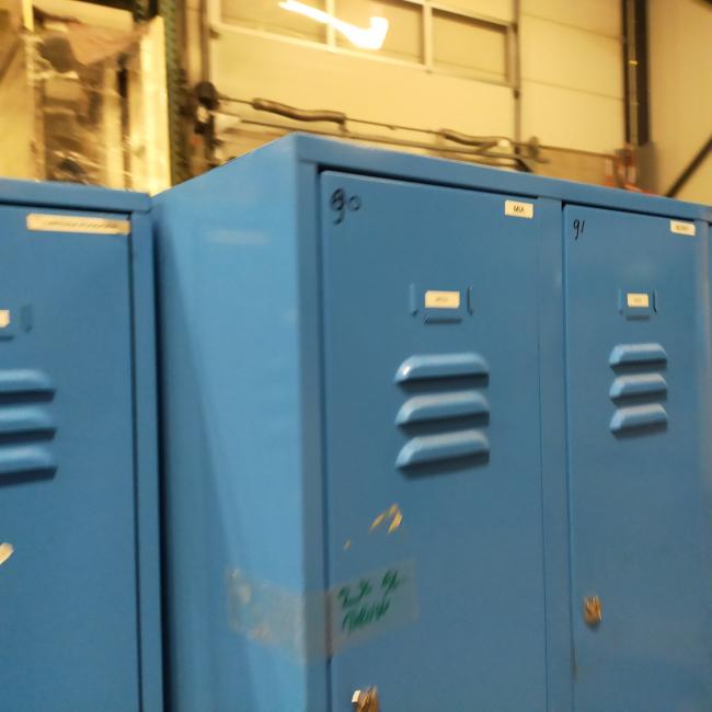  - 2x 10-deurs blauw retro vintage industriele metalen lockerkasten (12)