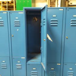  - 2x 10-deurs blauw retro vintage industriele metalen lockerkasten (14)