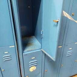  - 2x 10-deurs blauw retro vintage industriele metalen lockerkasten (16)