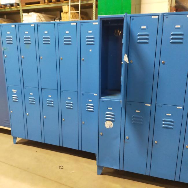  - 2x 10-deurs blauw retro vintage industriele metalen lockerkasten (18)