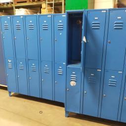 - 2x 10-deurs blauw retro vintage industriele metalen lockerkasten (18)