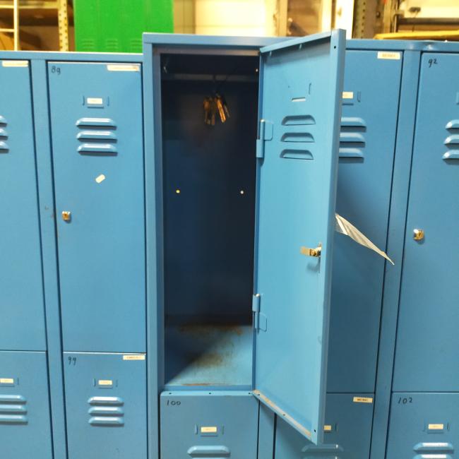  - 2x 10-deurs blauw retro vintage industriele metalen lockerkasten (1)